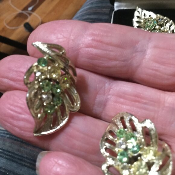 Lot of vintage brooches, clip on earrings and a couple necklaces different sizes - Picture 16 of 16